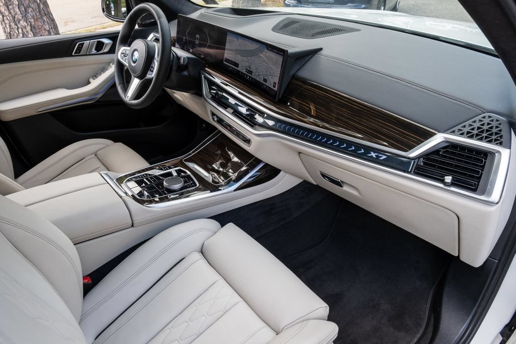 Used 2025 BMW X7 xDrive40i w/ M Sport Package AWD/4WD image 30