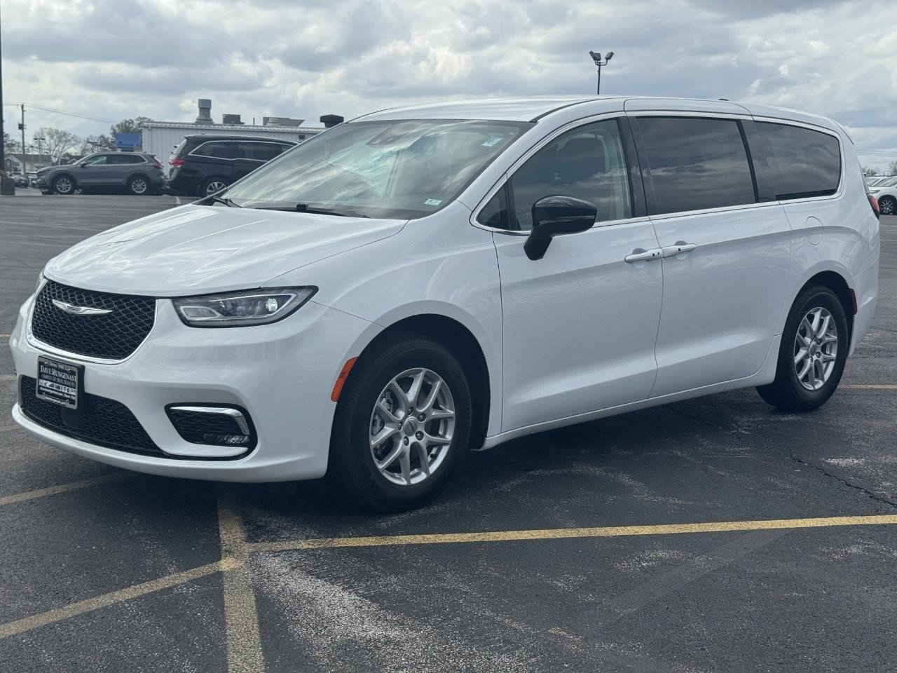 Used 2024 Chrysler Pacifica Touring-L image 10