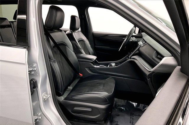 Used 2024 Jeep Grand Cherokee L Laredo image 7