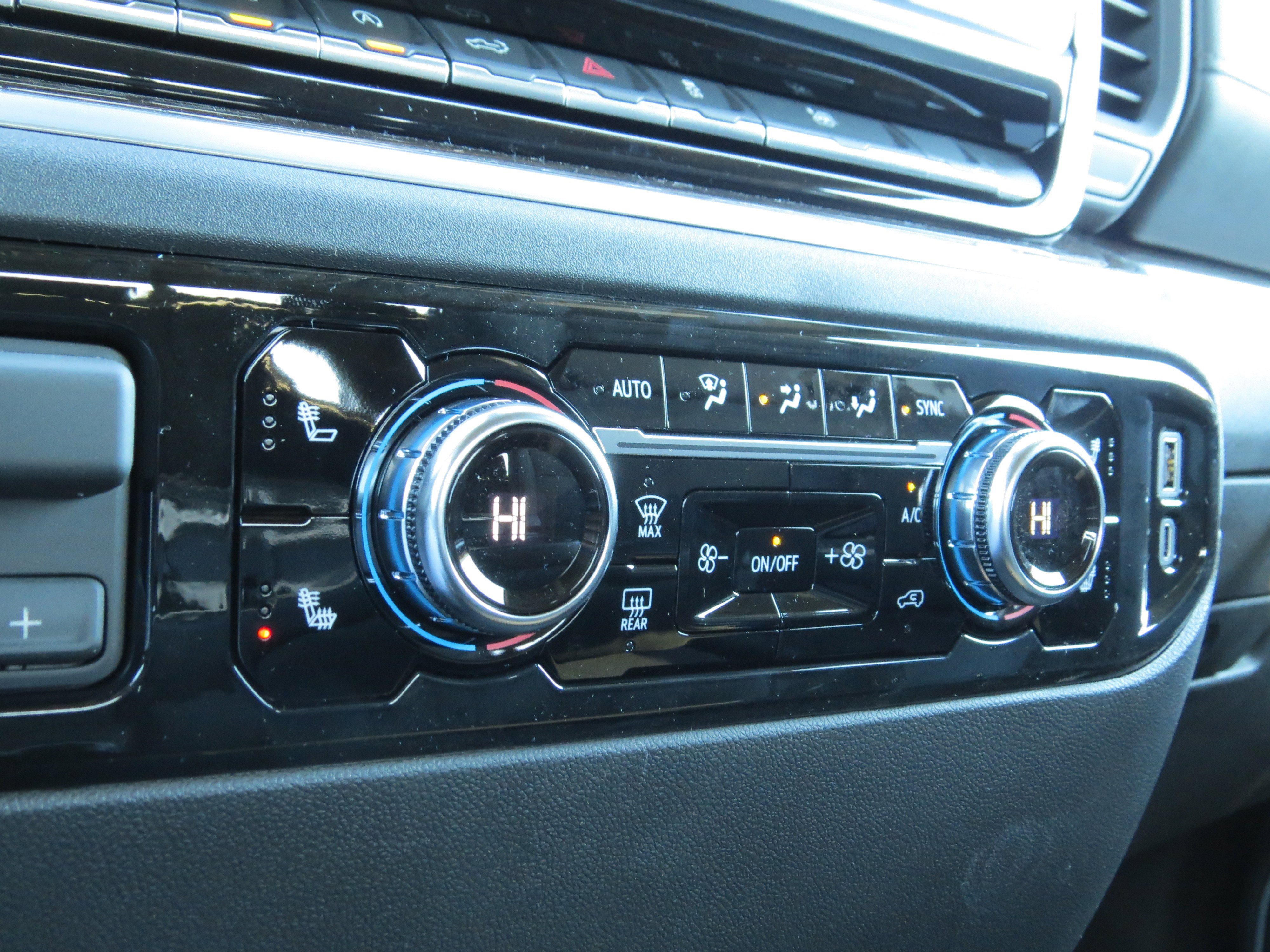 New 2026 GMC Sierra 1500 SLE w/ Preferred Package image 23