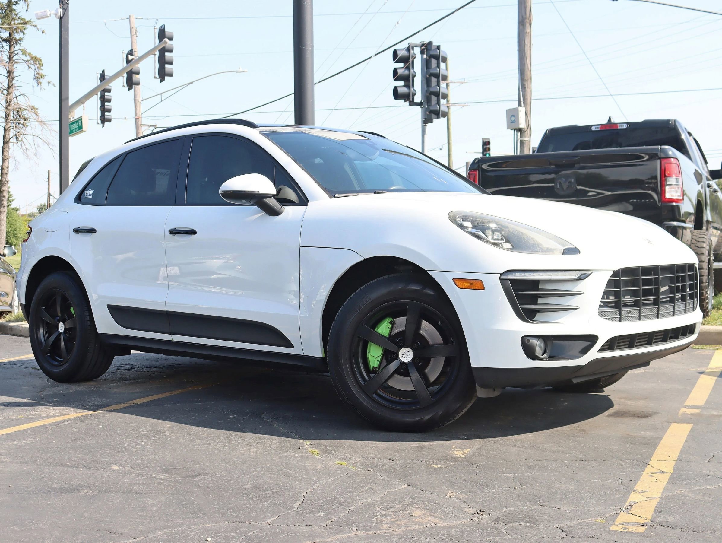 Used 2018 Porsche Macan Sport Edition image 2