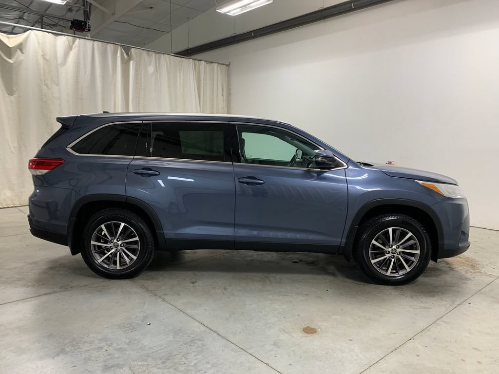 Used 2019 Toyota Highlander XLE AWD/4WD image 11