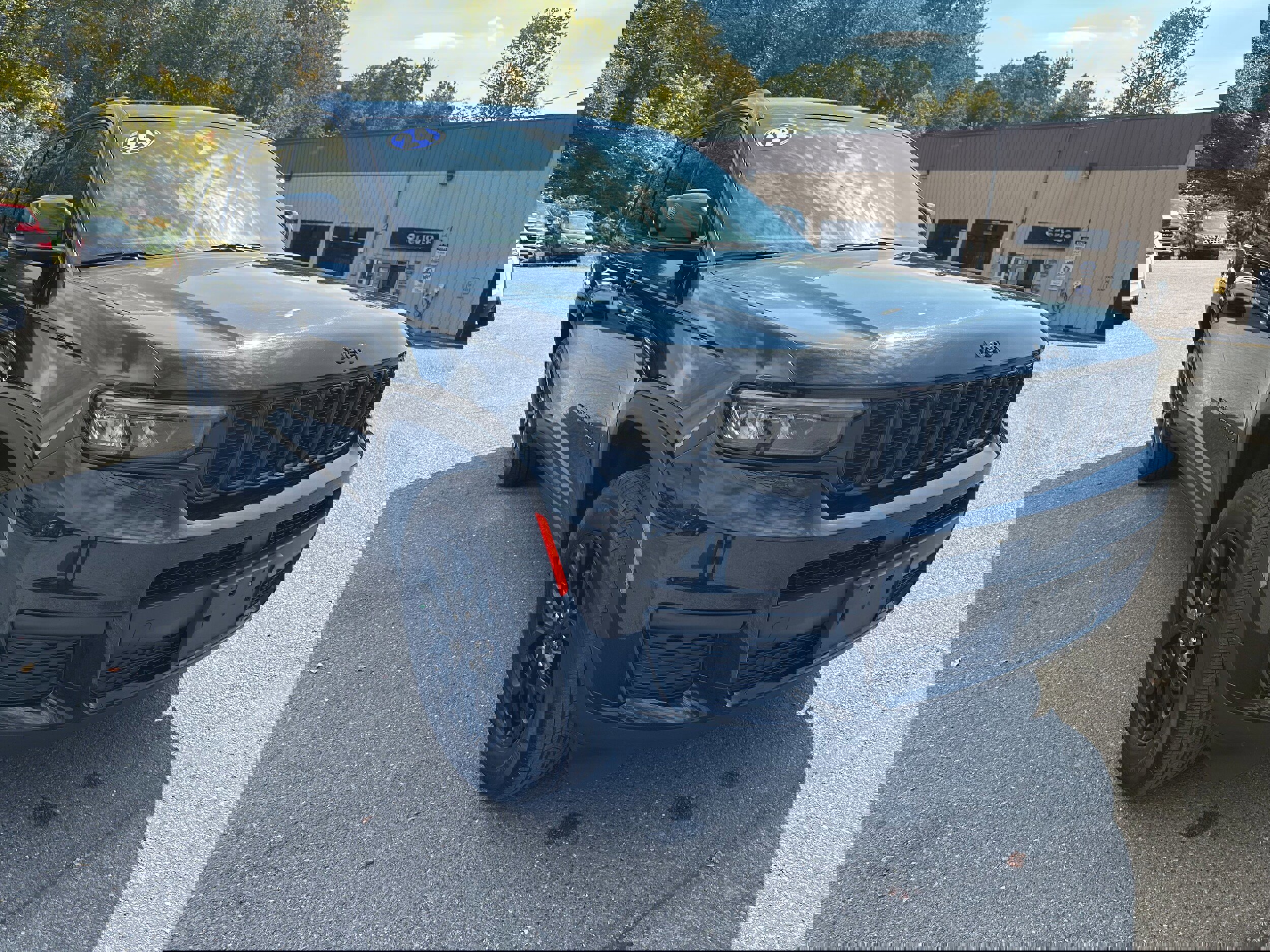 Used 2024 Jeep Grand Cherokee L Laredo image 5
