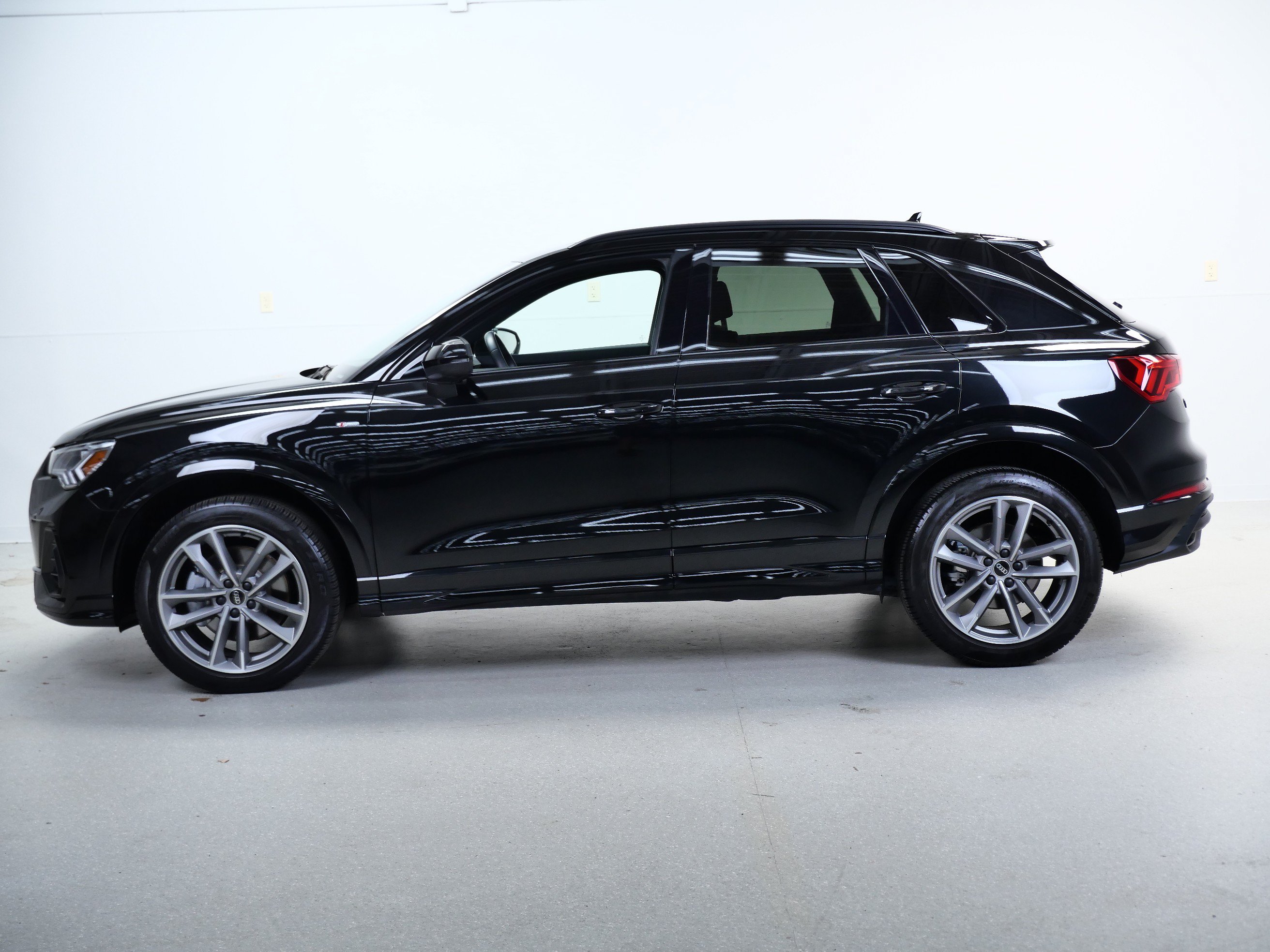 Used 2023 Audi Q3 2.0T Premium Plus w/ Premium Plus Package AWD/4WD image 10