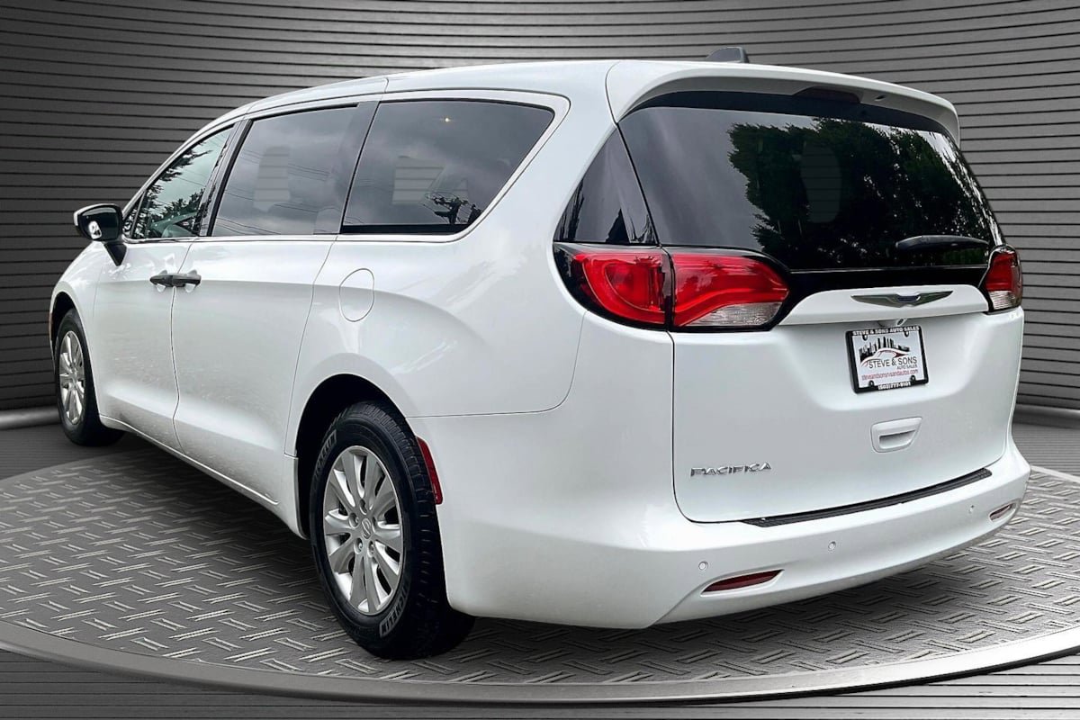 Used 2019 Chrysler Pacifica L FWD image 4