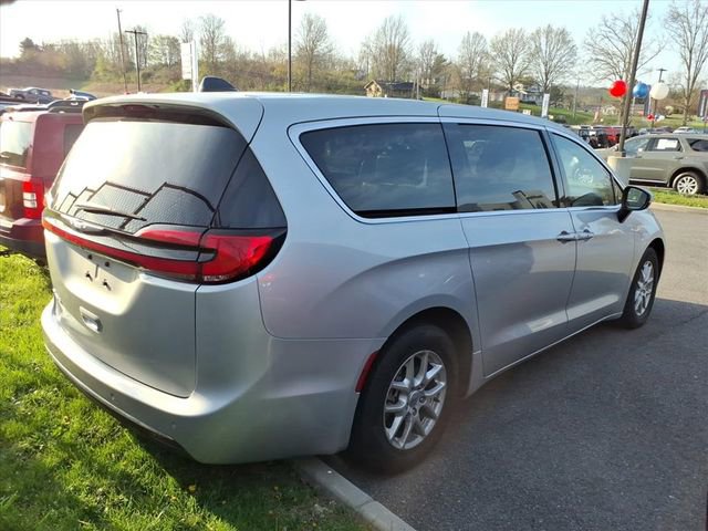 Used 2023 Chrysler Pacifica Touring-L image 7