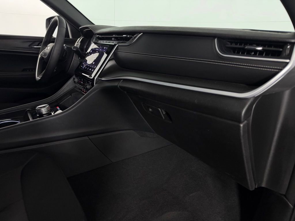 Used 2025 Jeep Grand Cherokee Laredo w/ Luxury Tech Group I image 32