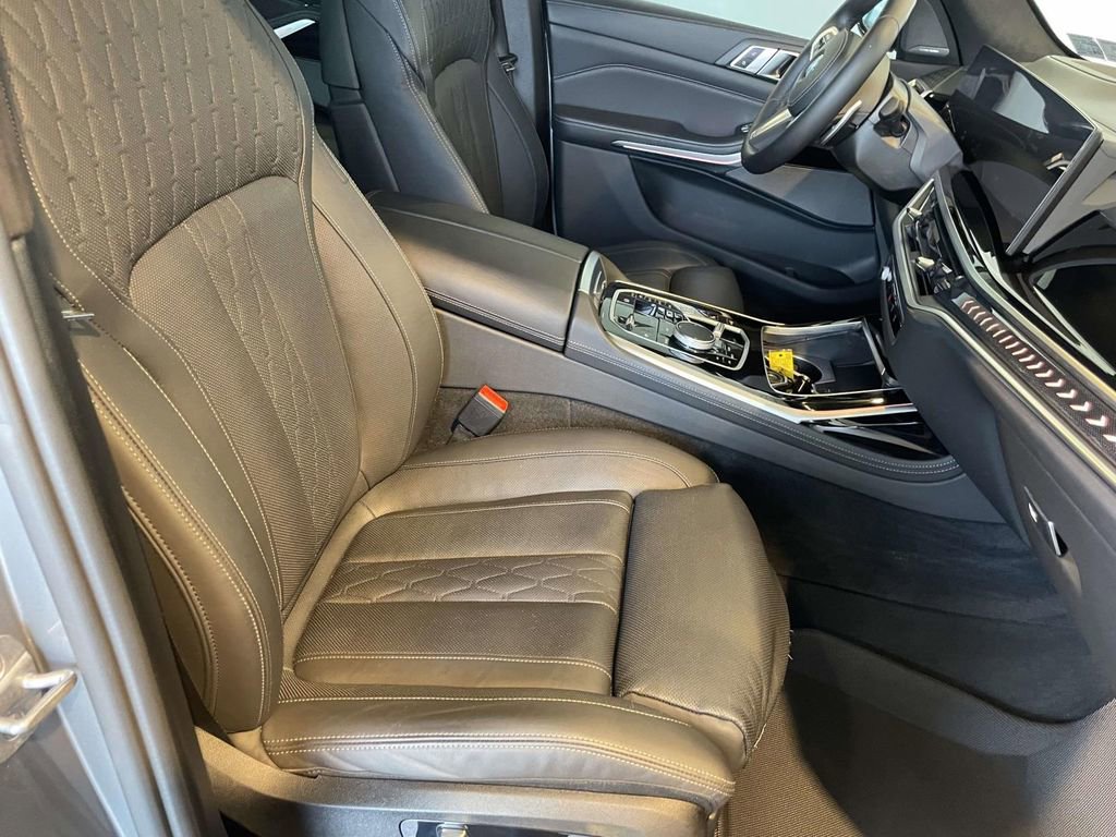 Used 2023 BMW X7 xDrive40i w/ M Sport Package image 16