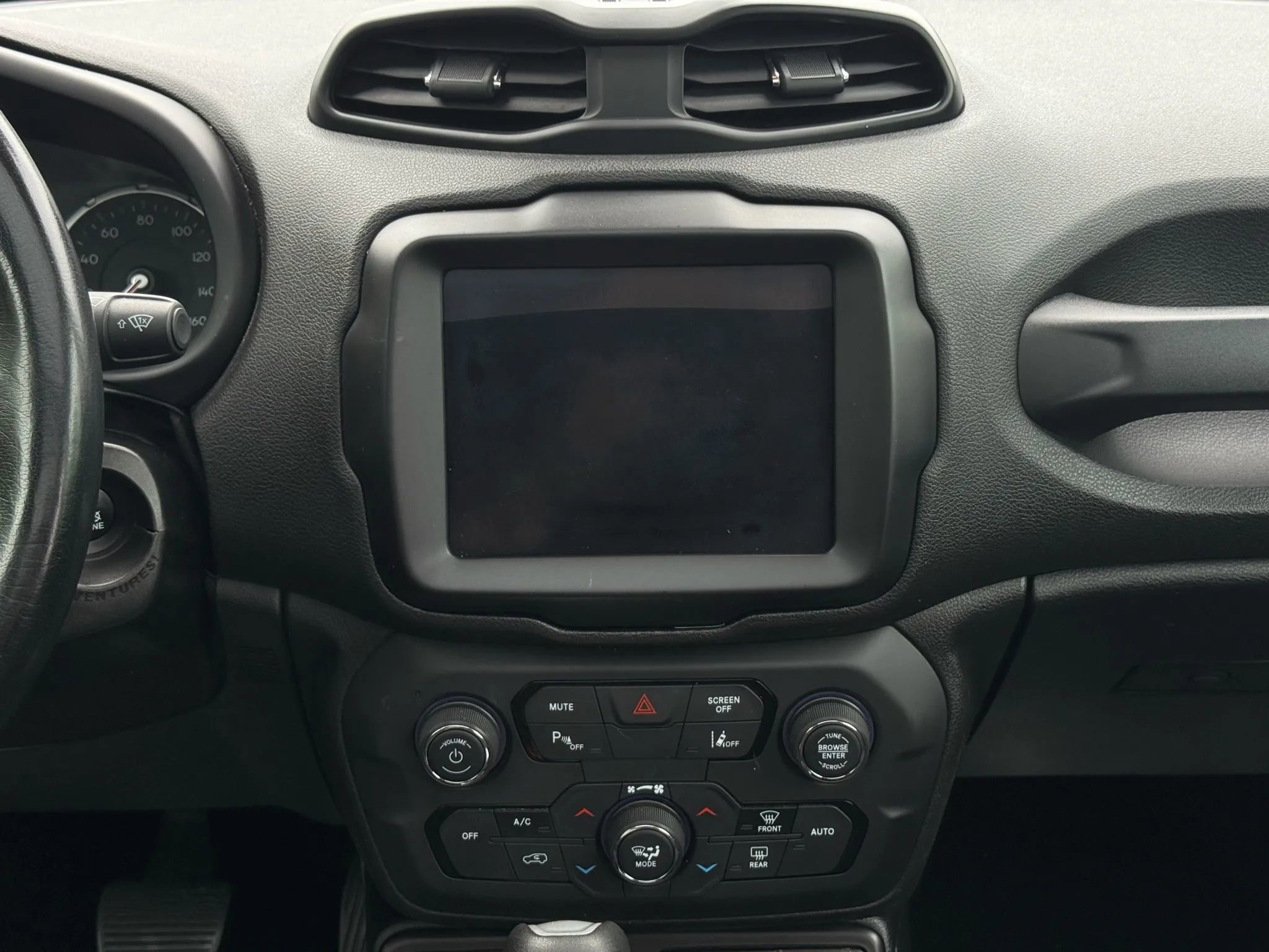 Used 2018 Jeep Renegade Altitude w/ UConnect 8.4 Nav Group image 31