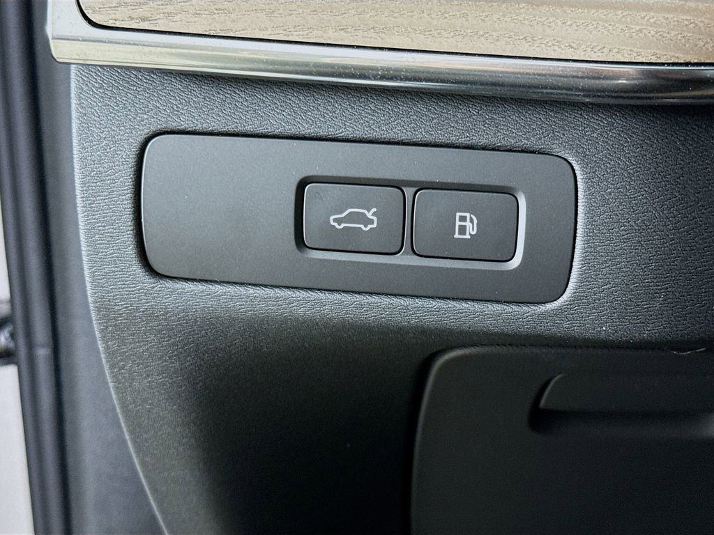 New 2026 Volvo XC90 T8 Plus w/ Protection Package Premier image 10