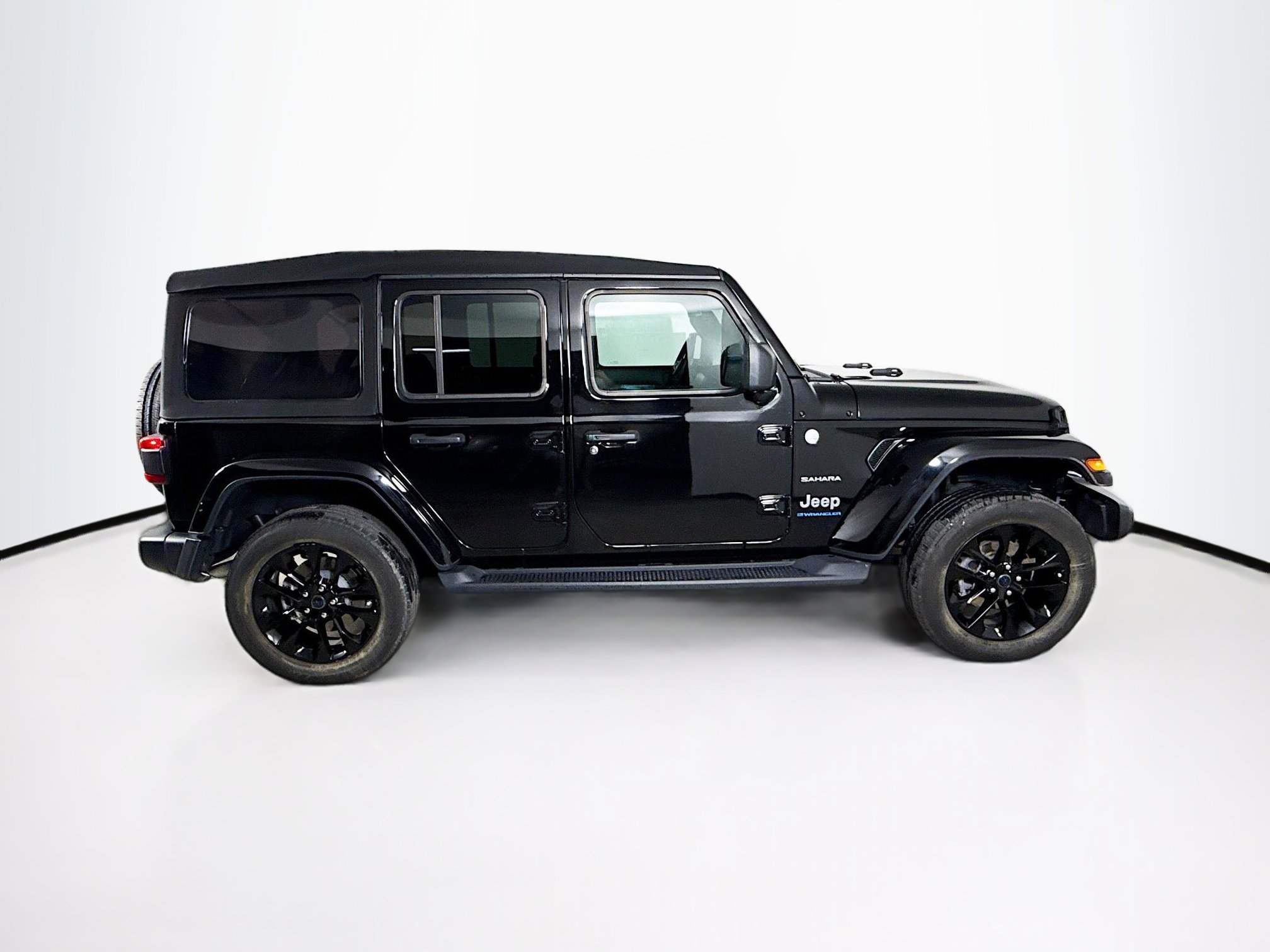 Used 2024 Jeep Wrangler Unlimited Sahara w/ Technology Group image 2