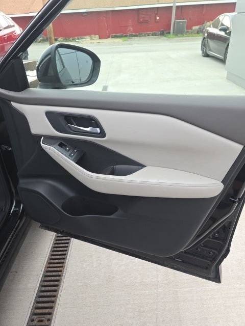 Used 2025 Nissan Rogue SV AWD/4WD image 29