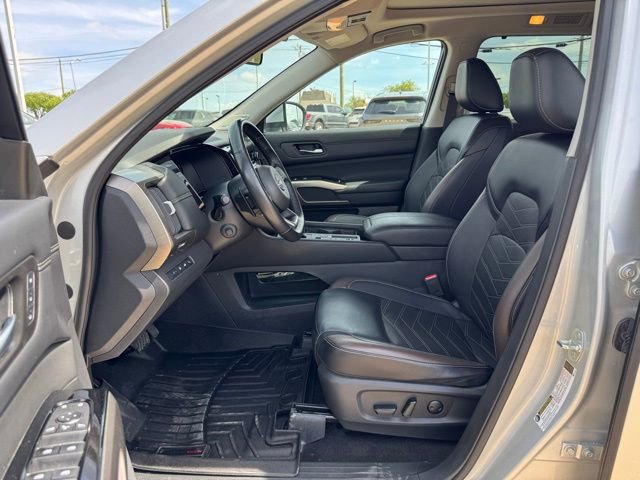 Used 2024 Nissan Pathfinder Platinum image 11