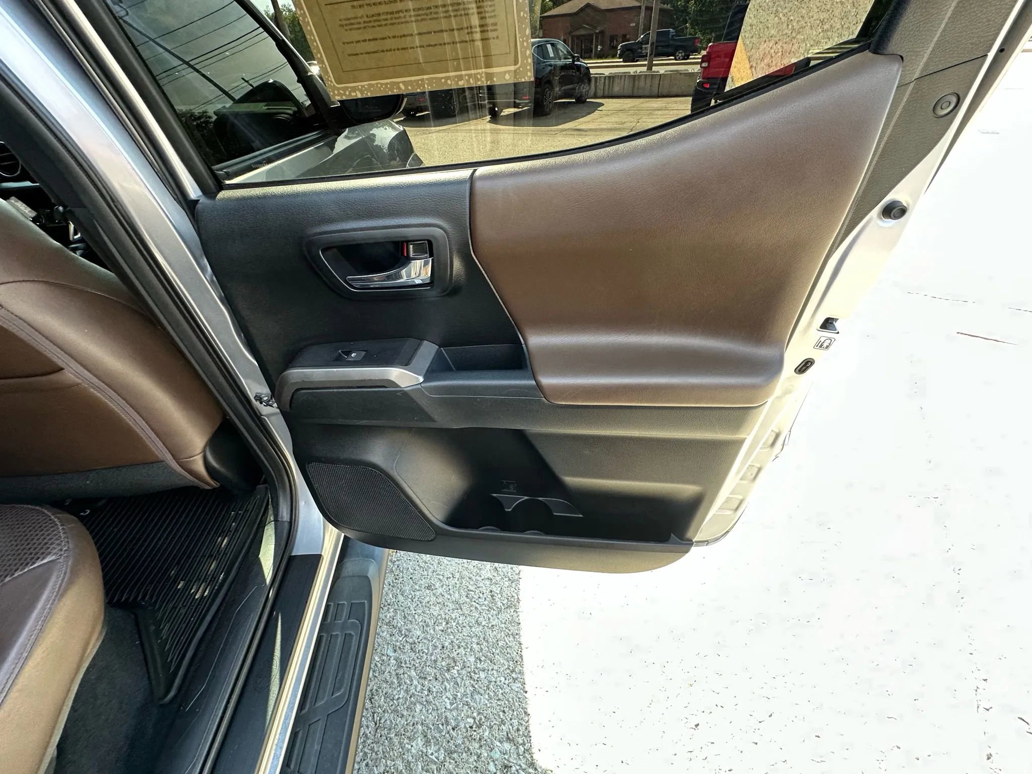 Used 2018 Toyota Tacoma Limited image 29