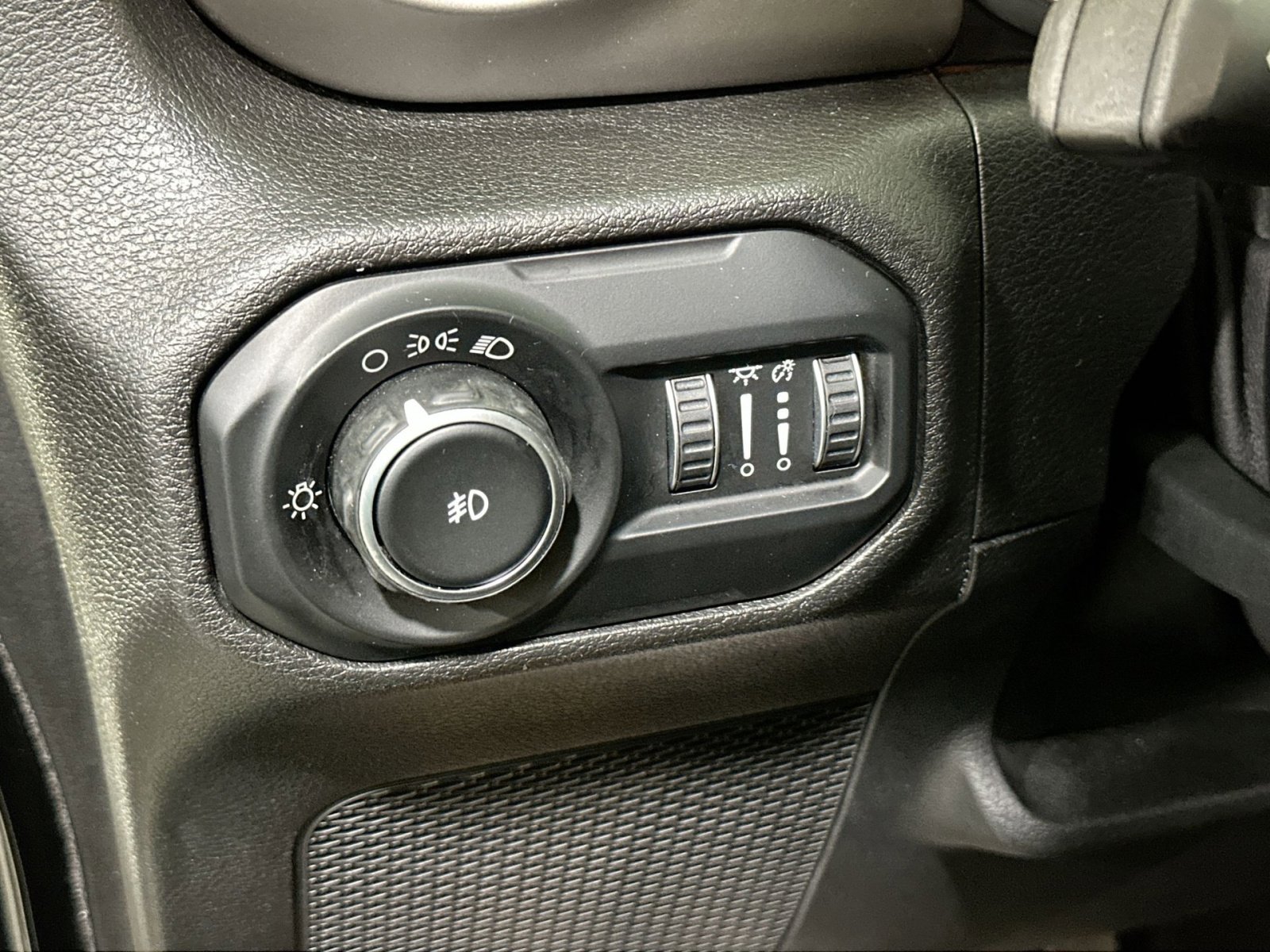 Used 2020 Jeep Wrangler Sport image 16