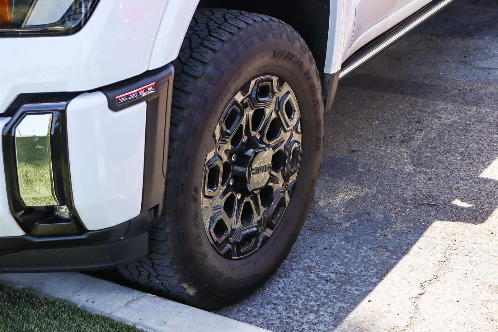 Used 2024 GMC Sierra 2500 Denali AWD/4WD image 4