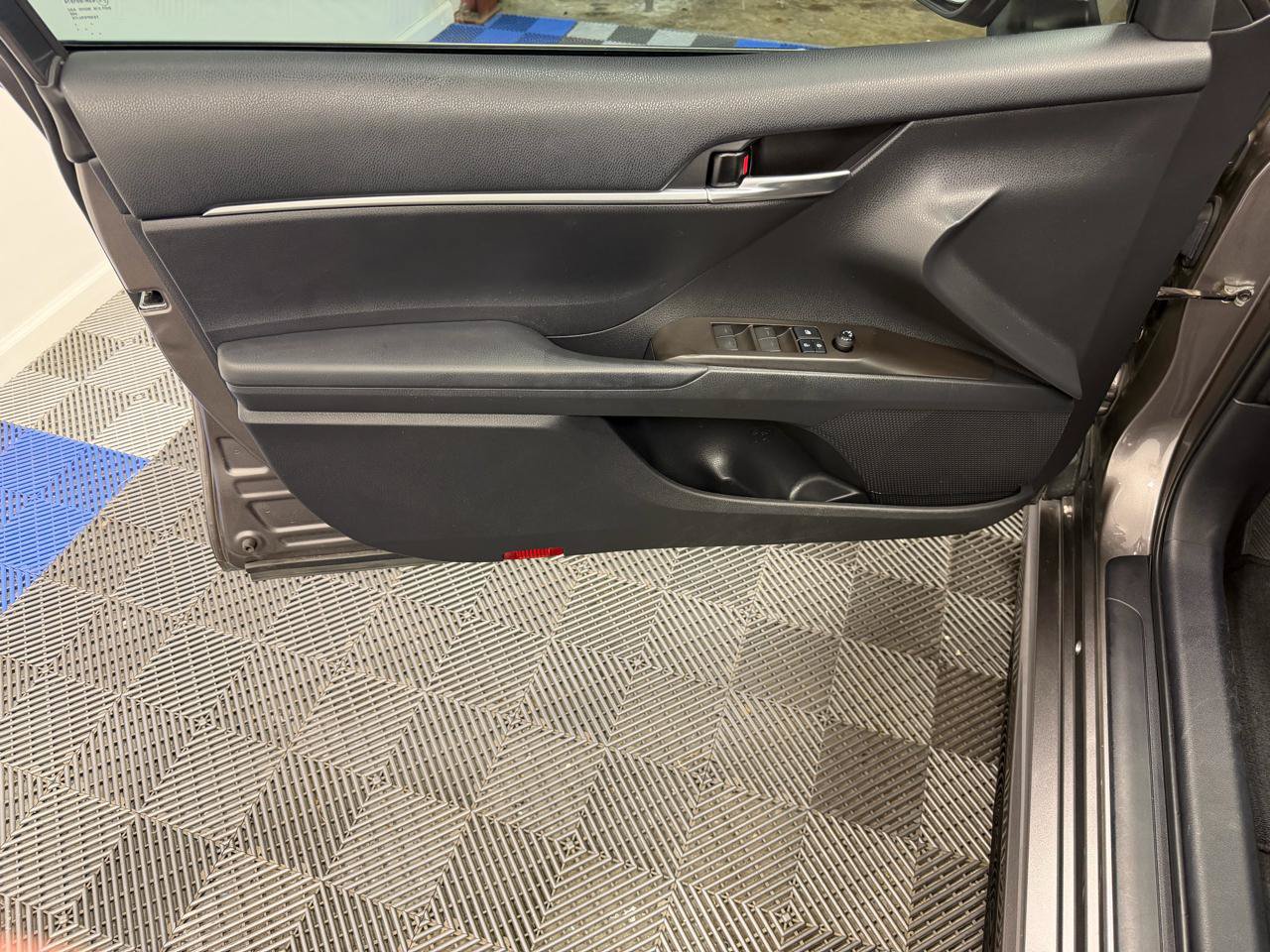 Used 2021 Toyota Camry SE w/ Convenience Package FWD image 5