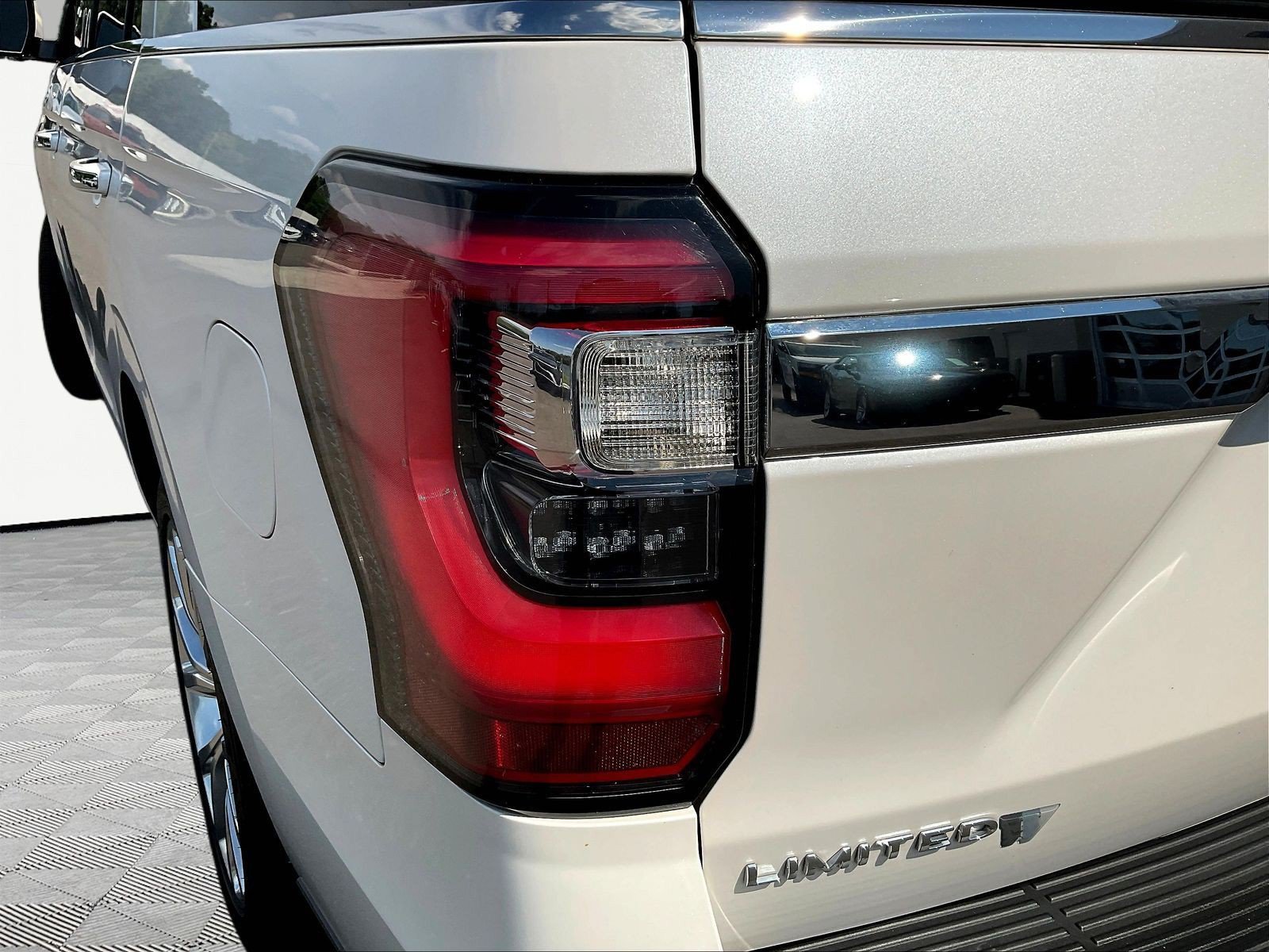 Used 2019 Ford Expedition Limited w/ Equipment Group 302A AWD/4WD image 23