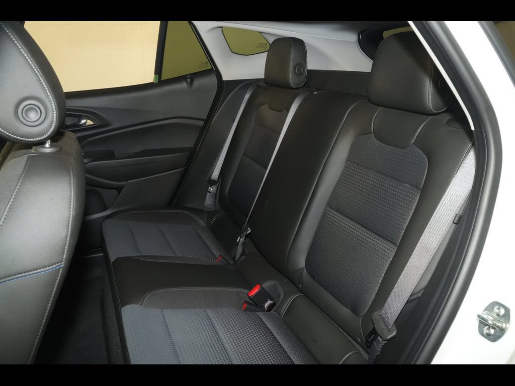 Certified 2025 Chevrolet Trax LT w/ LT Convenience Package FWD image 26