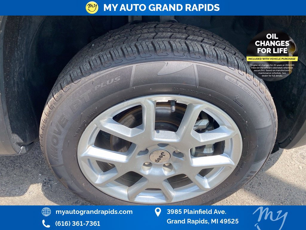 Used 2023 Jeep Renegade Latitude AWD/4WD image 28