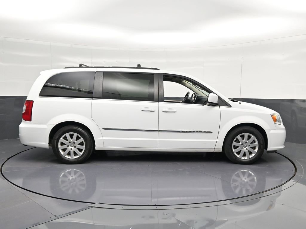 Used 2016 Chrysler Town & Country Touring FWD image 4