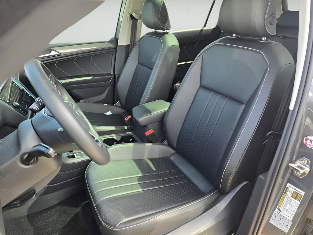 Used 2022 Volkswagen Tiguan SE w/ Panoramic Sunroof Package image 26