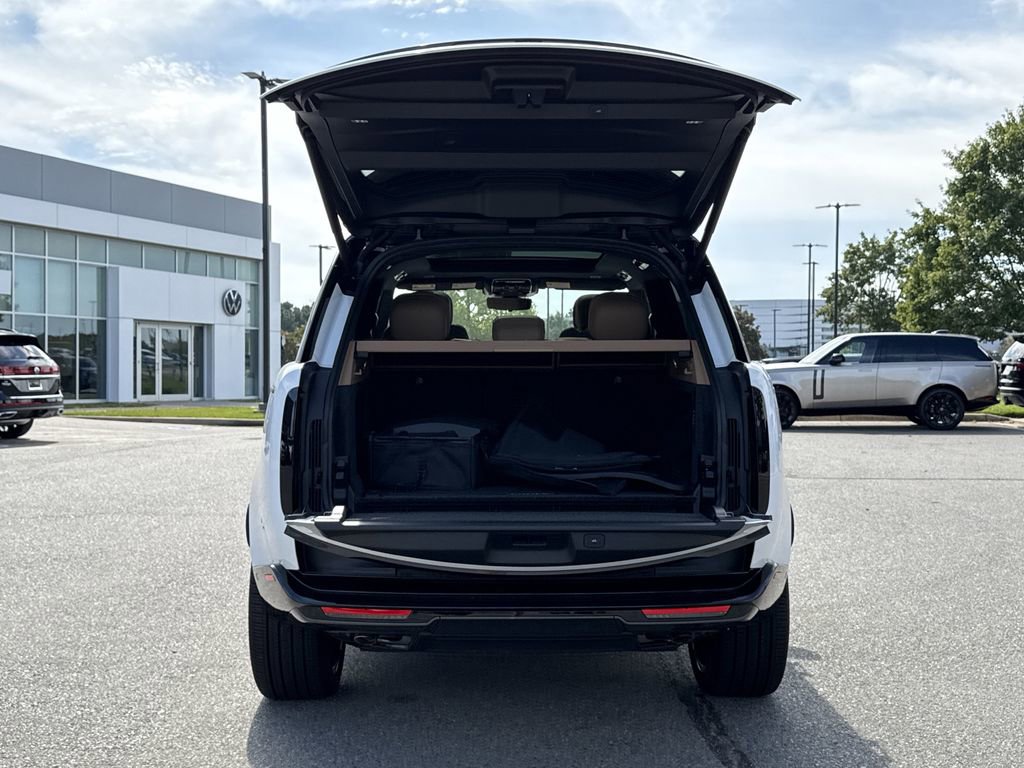 New 2025 Land Rover Range Rover SE image 12