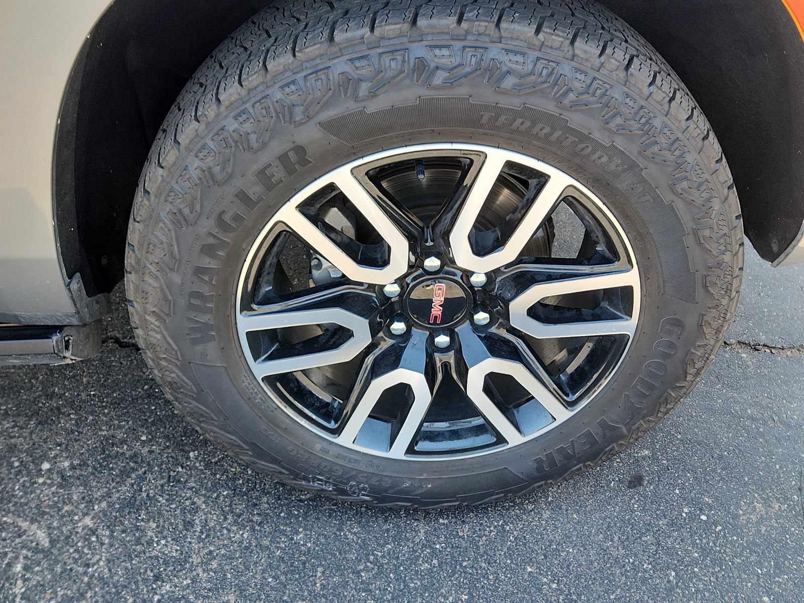 Used 2024 GMC Yukon XL AT4 w/ AT4 Premium Package AWD/4WD image 7