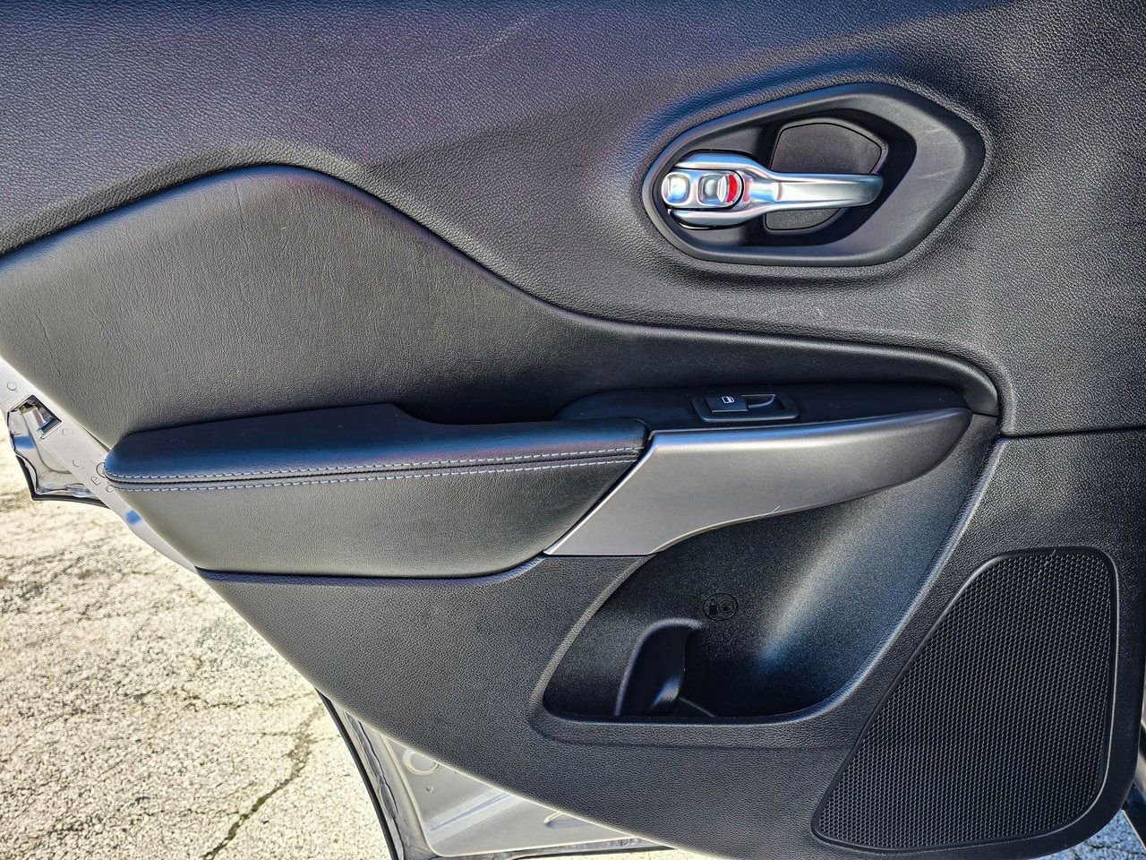 Used 2019 Jeep Cherokee Latitude Plus image 30