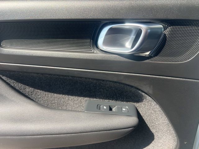 Used 2025 Volvo XC40 B5 Core w/ Climate Package image 23