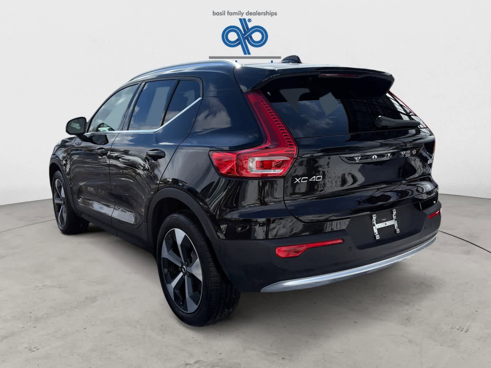 Used 2025 Volvo XC40 B5 Plus image 3