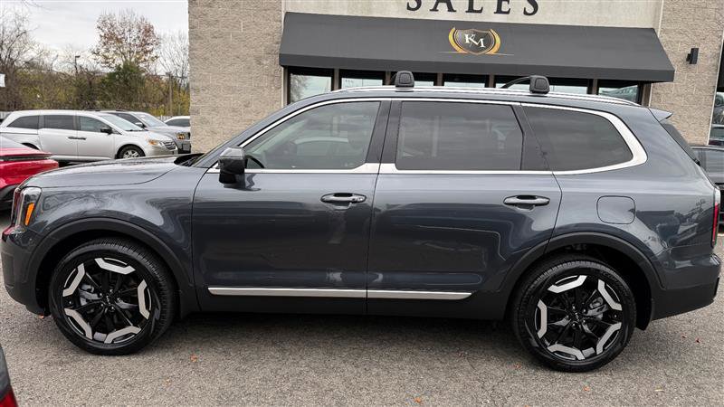 Used 2024 Kia Telluride EX w/ EX Captain's Chair Package image 2