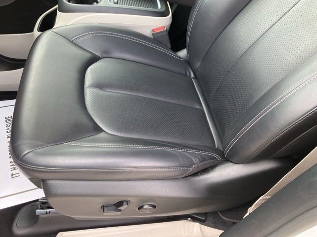 Used 2024 Chrysler Pacifica Touring-L FWD image 9