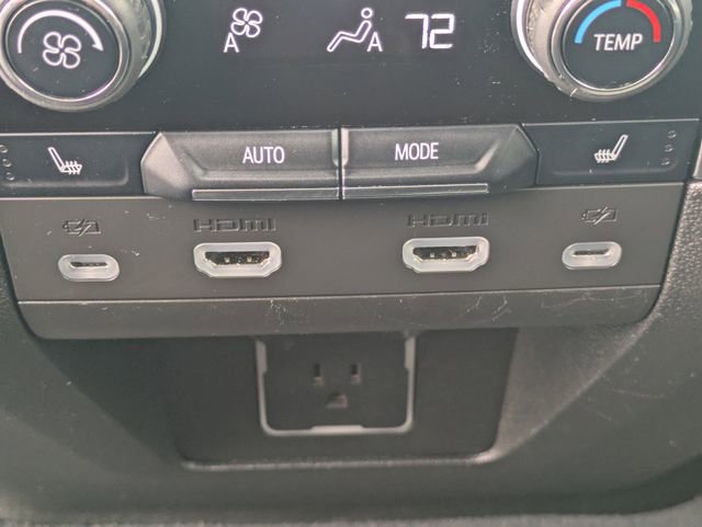 Used 2024 Chevrolet Suburban Z71 w/ Luxury Package image 17