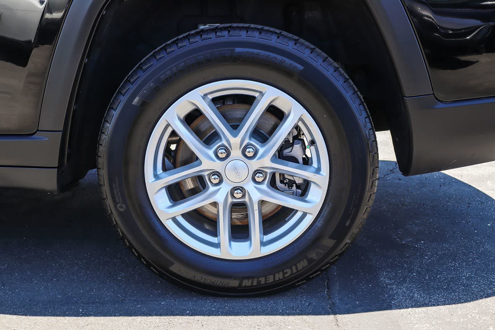 Used 2025 Jeep Grand Cherokee L Laredo RWD image 11