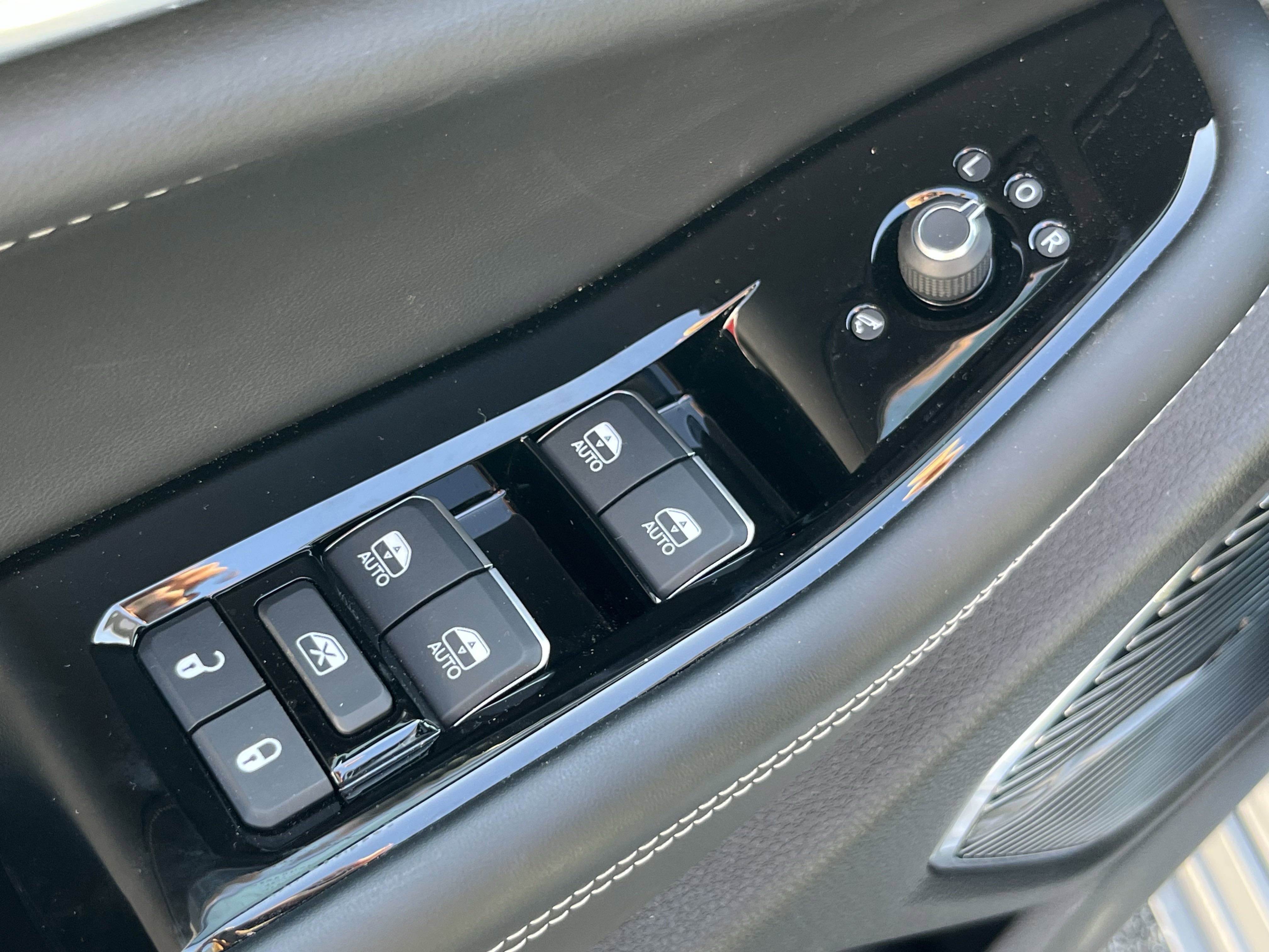 Used 2024 Jeep Grand Cherokee Overland w/ Advanced Protech Group III image 16