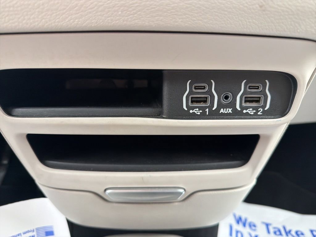 Used 2023 Chrysler Pacifica Touring-L image 30