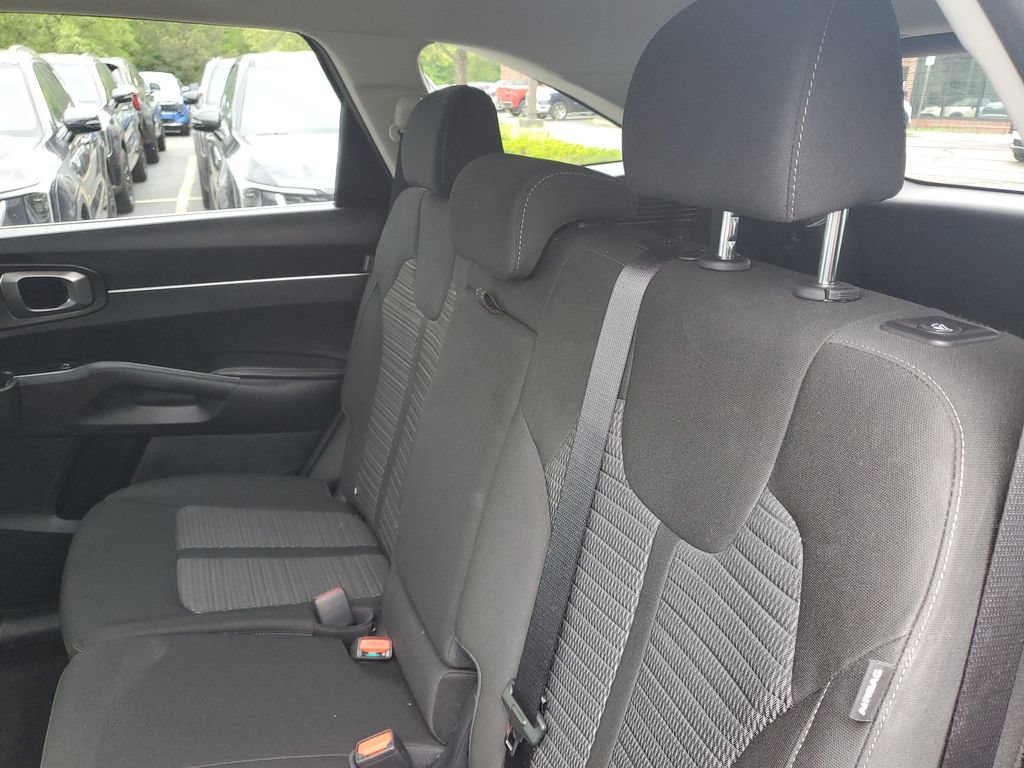 Certified 2025 Kia Sorento LX FWD image 26