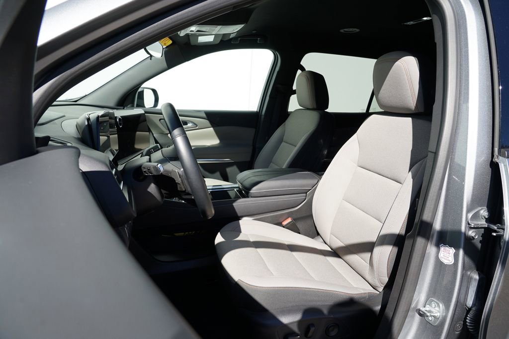 Used 2025 Chevrolet Traverse LT image 12