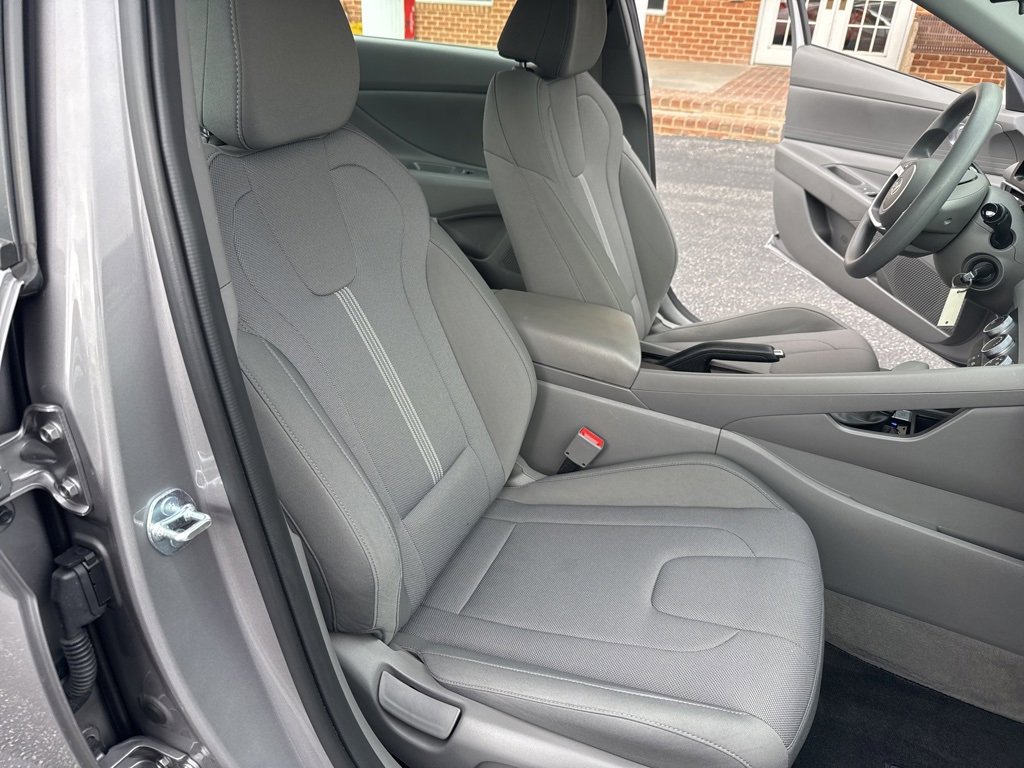 Used 2025 Hyundai Elantra SE w/ Cargo Package image 42