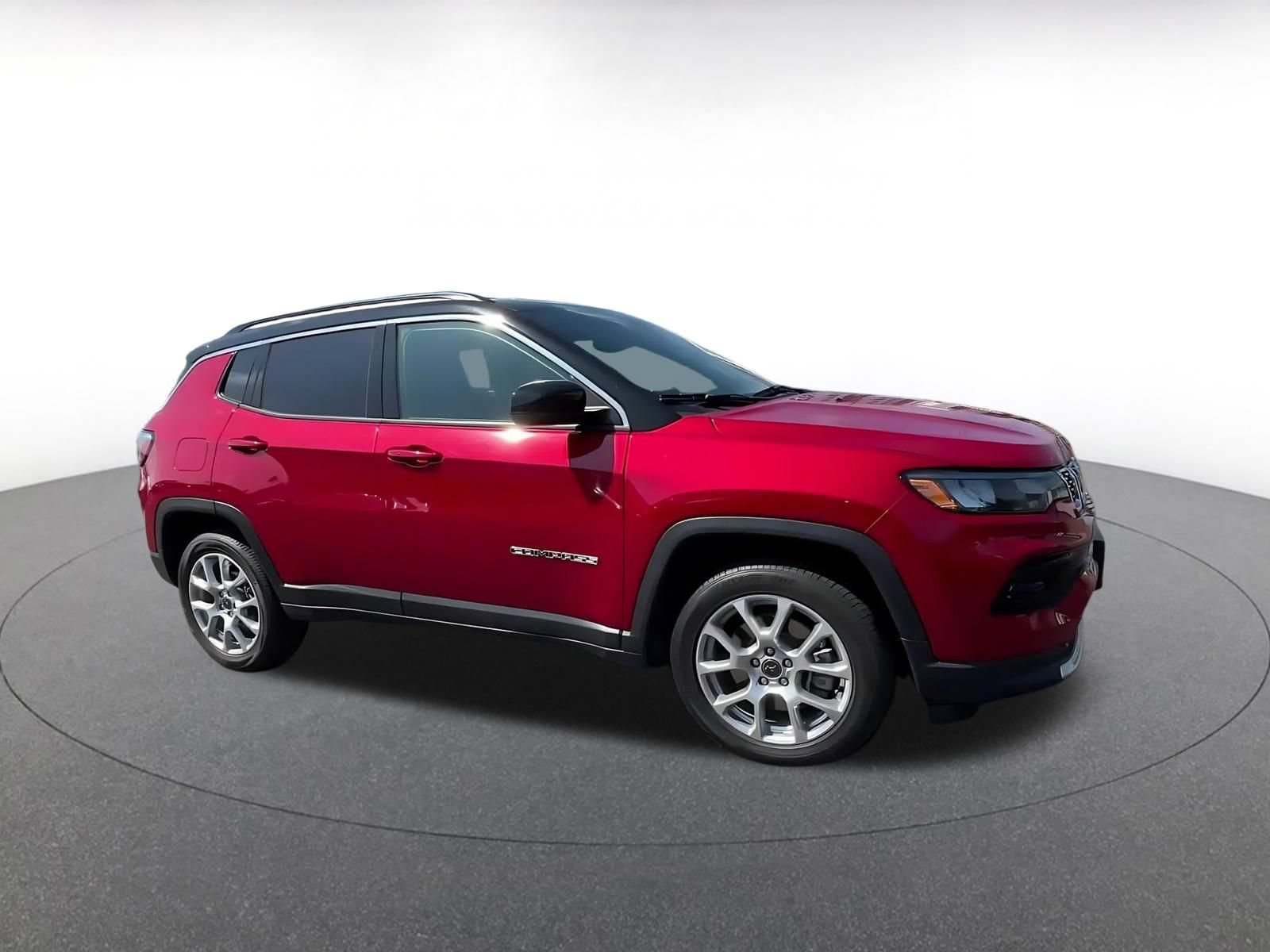 Used 2025 Jeep Compass Limited AWD/4WD image 2