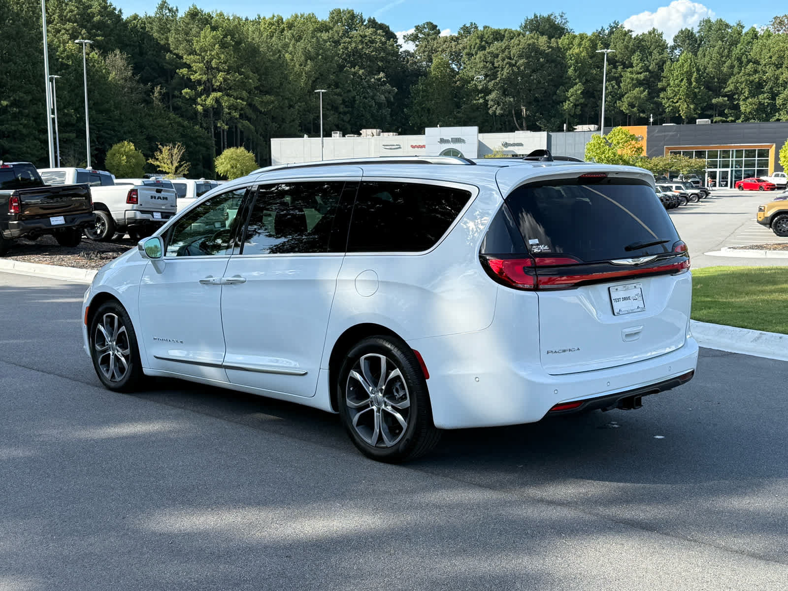 Used 2024 Chrysler Pacifica Pinnacle w/ Trailer Tow Group FWD image 3