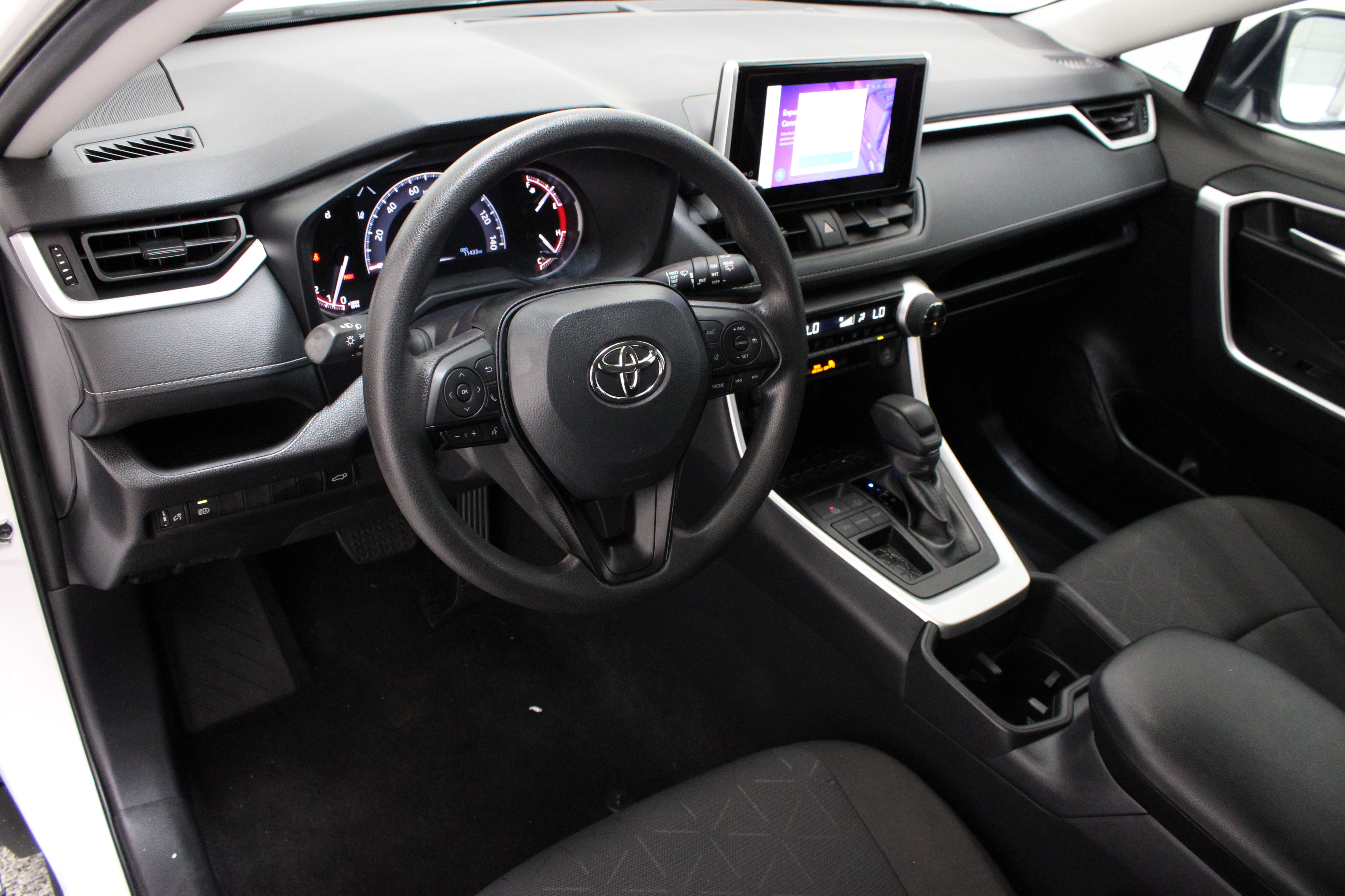 Used 2025 Toyota RAV4 XLE w/ Convenience Package FWD image 13