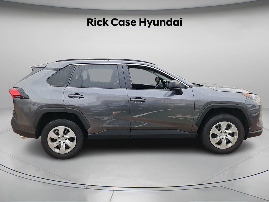 Used 2021 Toyota RAV4 LE image 4