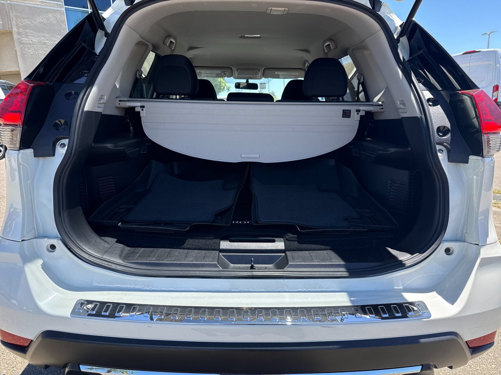 Used 2017 Nissan Rogue SV FWD image 14