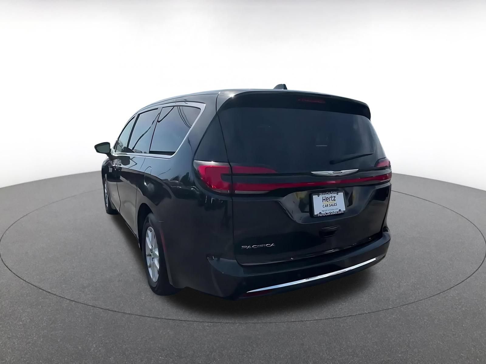 Used 2023 Chrysler Pacifica Touring-L FWD image 10