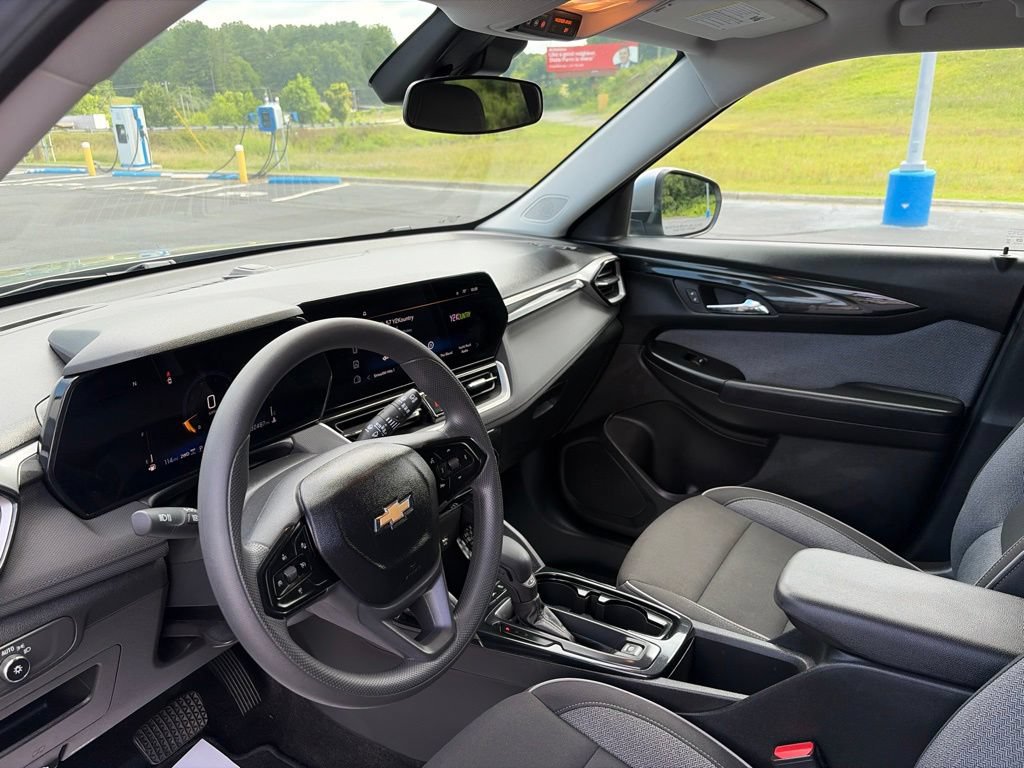 Used 2025 Chevrolet TrailBlazer LT AWD/4WD image 17