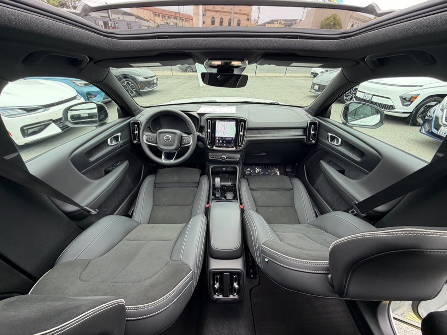 Used 2023 Volvo XC40 Recharge Plus AWD/4WD image 22