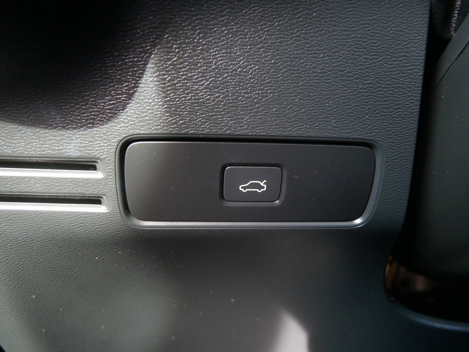 Certified 2023 Volvo XC40 Recharge Ultimate image 26