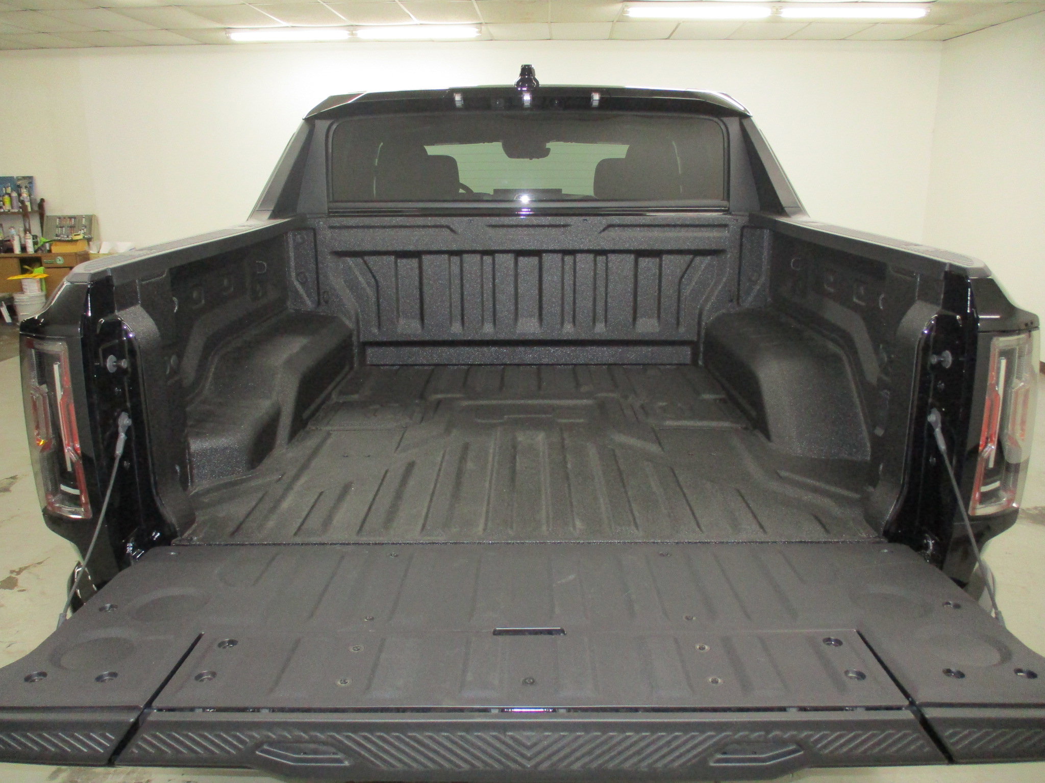New 2026 GMC Hummer EV 4x4 Crew Cab w/ LPO, Dark Essentials Package image 5